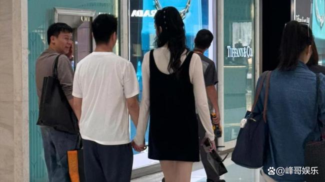 奚夢瑤何猷君一家現(xiàn)身三亞 豪門休閑時(shí)光