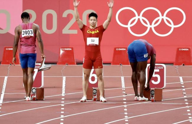 退役之際 蘇炳添向劉翔致敬 傳奇永不落幕