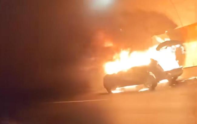 蘭州白塔山隧道一車輛起火 司機(jī)揮手示警