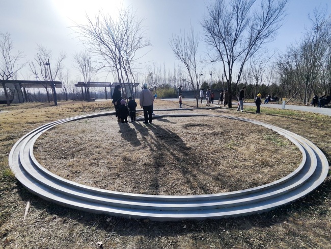 一公园“跑道”让人“重返童年”！