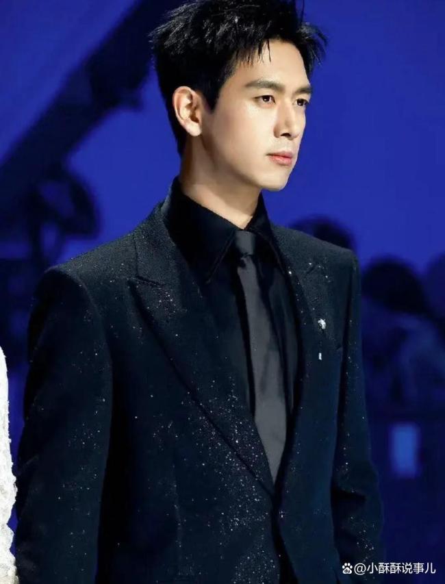 李現(xiàn)澳門掃街被路人警告 合規(guī)小插曲引發(fā)熱議