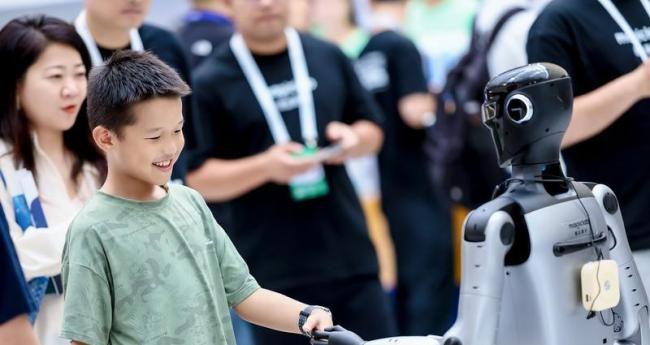 人形机器人大型提货现场 国产机器人迈向新纪元