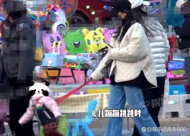 王鸥带女儿公园游玩被偶遇