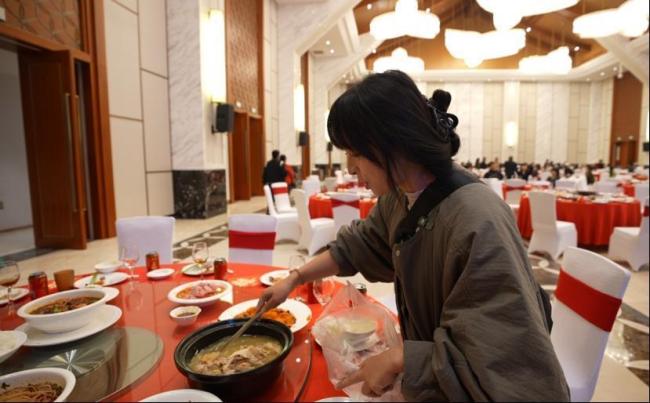 为126只流浪猫狗 女孩每年蹭百场婚宴 善意接力照亮希望