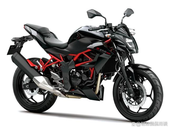 女子騎摩托正常等燈被后車男子踹倒 路怒代價(jià)高