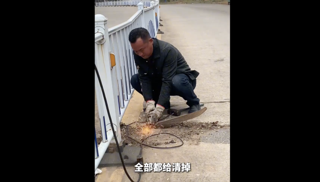 50歲男子堅持12年自費做好事