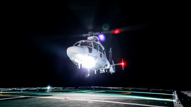 南海某海域 海警直升機(jī)展開夜間高強(qiáng)度著艦訓(xùn)練