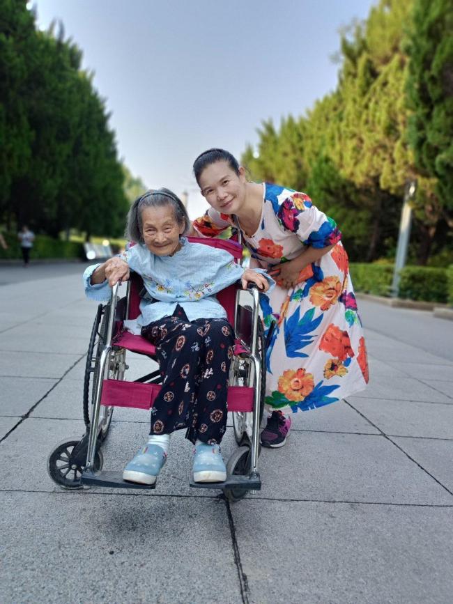長沙一女子陪99歲老媽每天旅游