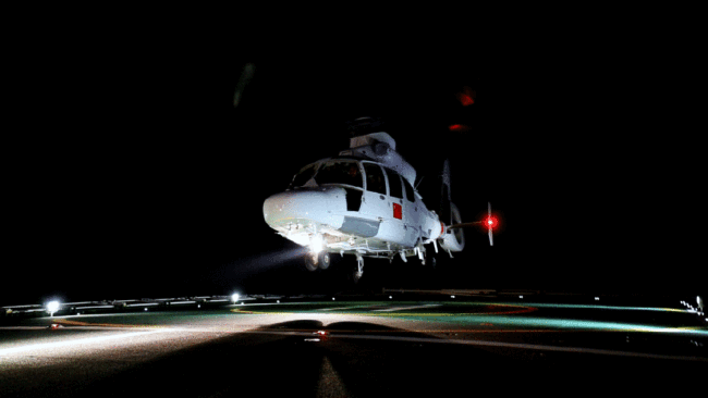南海某海域 海警直升機(jī)展開夜間高強(qiáng)度著艦訓(xùn)練
