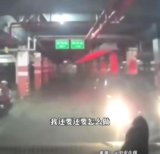 女子開遠光被鄰居閃燈提醒后破防 無理取鬧上門吵鬧