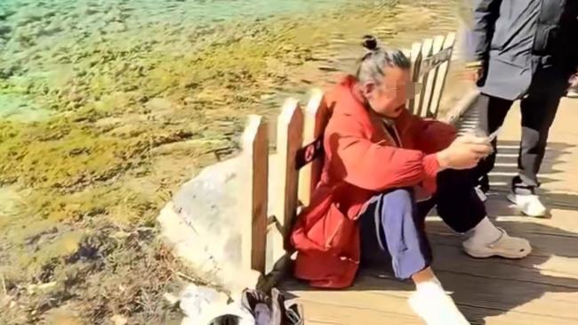 男子把玉米扔九寨溝水 游客怒斥其污染環(huán)境