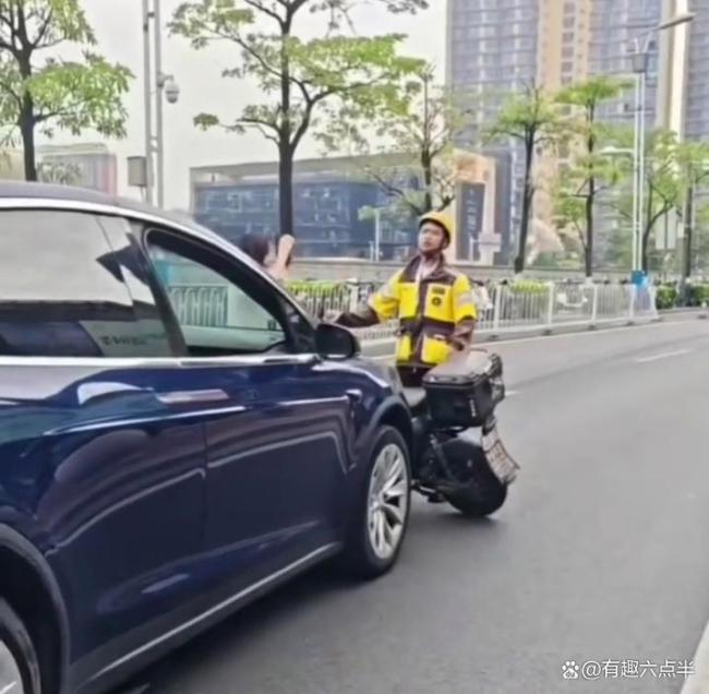 女司机连扔外卖员两份餐 尊严与生存的碰撞