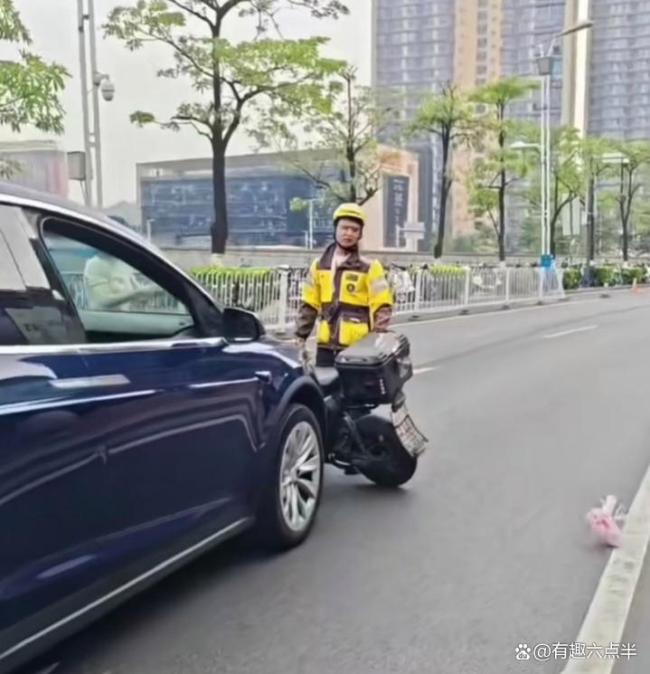 女司机连扔外卖员两份餐 尊严与生存的碰撞