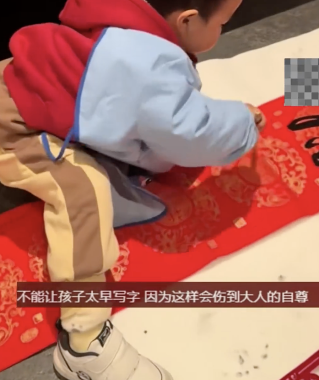 3歲萌娃不會握筆 對聯(lián)寫得行云流水