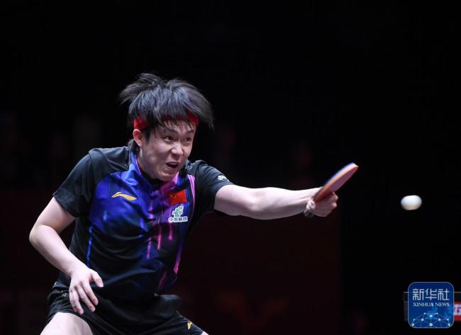 王楚钦逆转晋级八强！拥抱教练 露出胜利的微笑 激战七局险胜