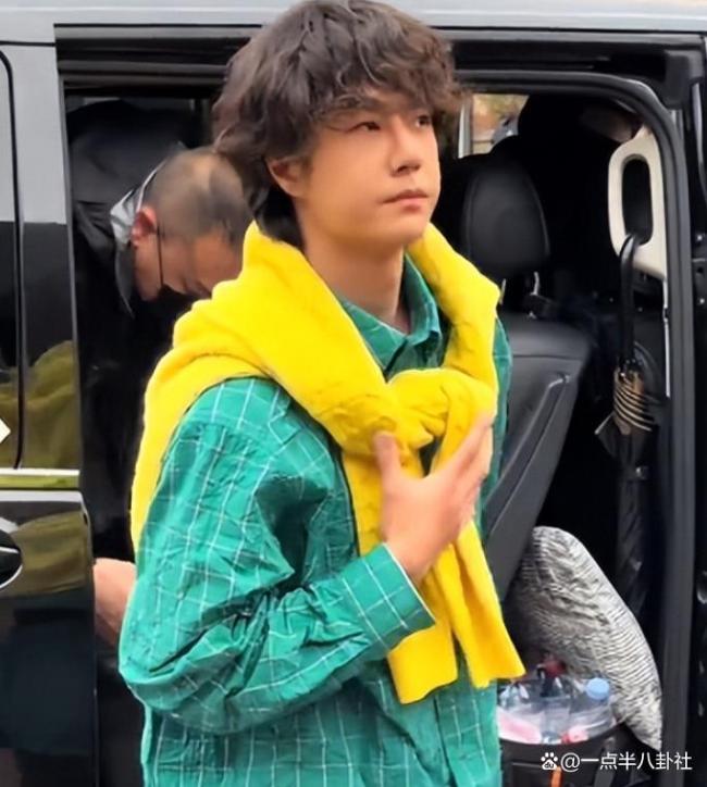 王一博上完山开始下海了 极限运动再燃热情