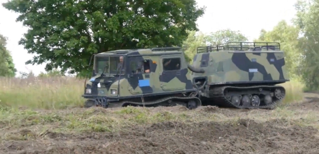 芬蘭全地形車沼澤地健步如飛，女兵叫車必須趕到