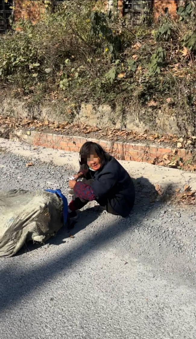 拾荒老人摔倒受傷 女記者暖心救助 善舉溫暖人心