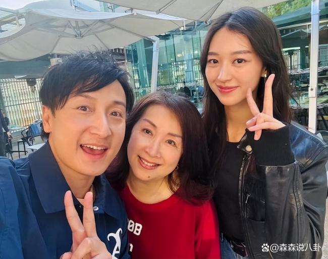 港星方力申浮现男儿已降生 共享坐褥温馨一会儿