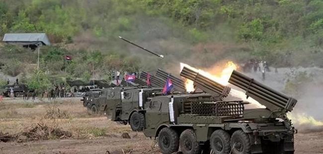 現(xiàn)場：泰軍再炸柬賭場園區(qū)裝甲車碾過牌樓