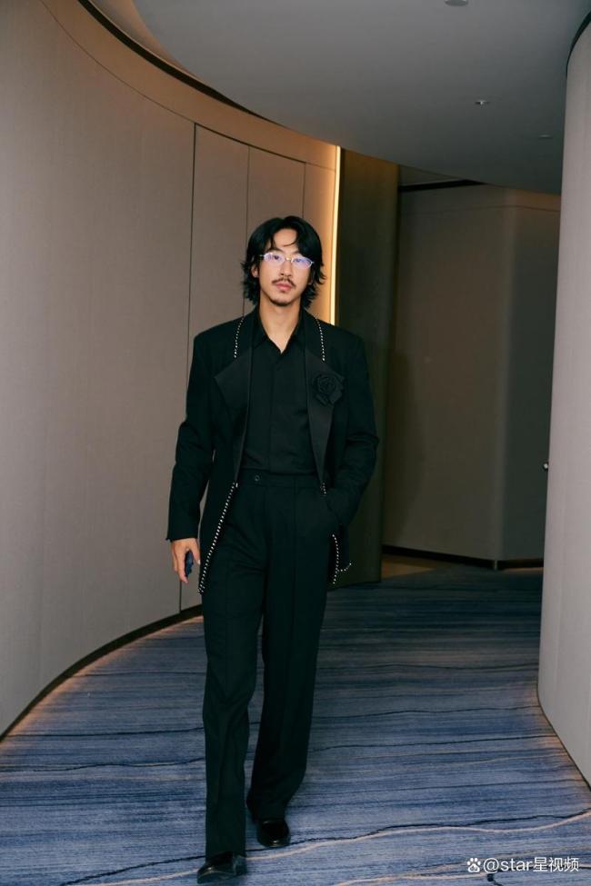 实力派MAT年度盛典 江奇霖闪耀蓝毯诠释影人风采