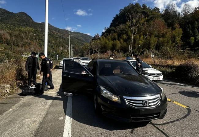 女子取300萬交給騙子警車急速攔截 警方緊急追擊成功截獲