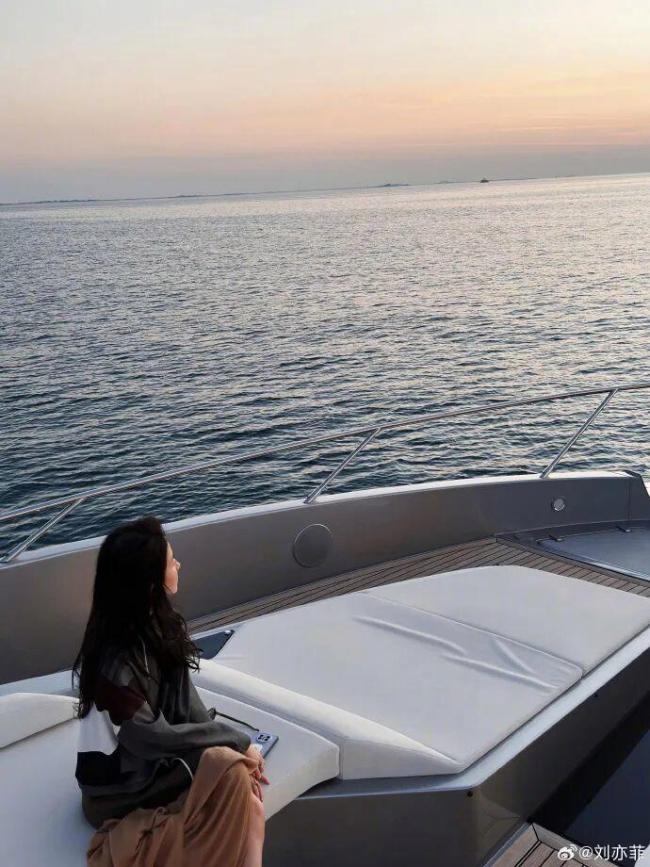 劉亦菲曬旅游照秀小蠻腰 游艇落日美照引贊