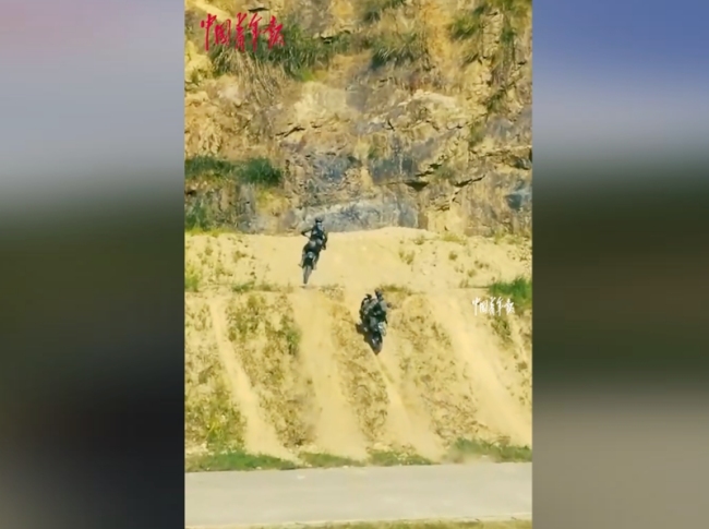 武警骑摩托射击燃爆了