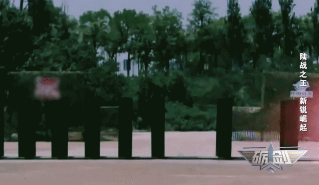 瞬间熔穿十层钢板 测试现场看穿甲弹威力有多强