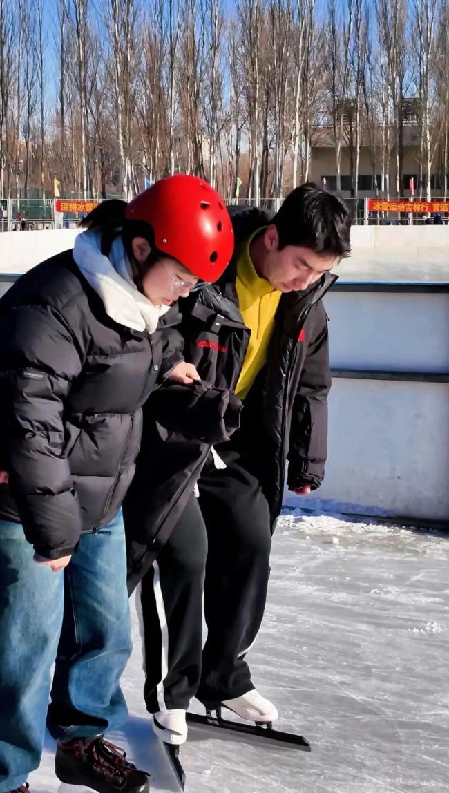 武大靖應(yīng)邀授課吉大冰雪微專業(yè) 奧運(yùn)冠軍的冰上課堂