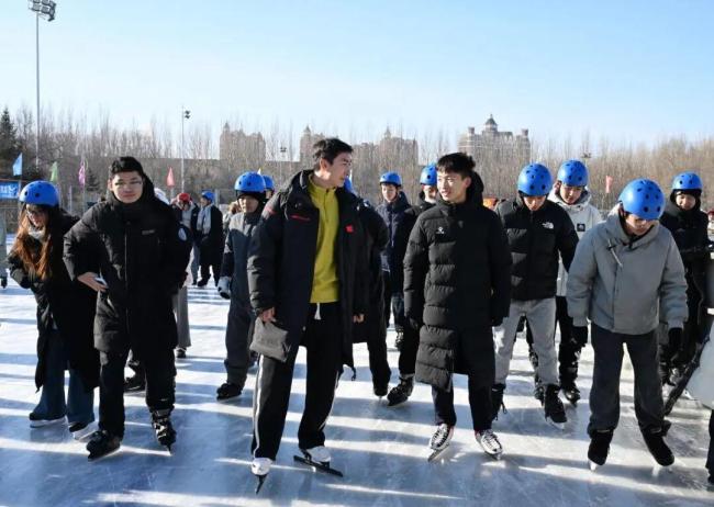 武大靖應(yīng)邀授課吉大冰雪微專業(yè) 奧運(yùn)冠軍的冰上課堂