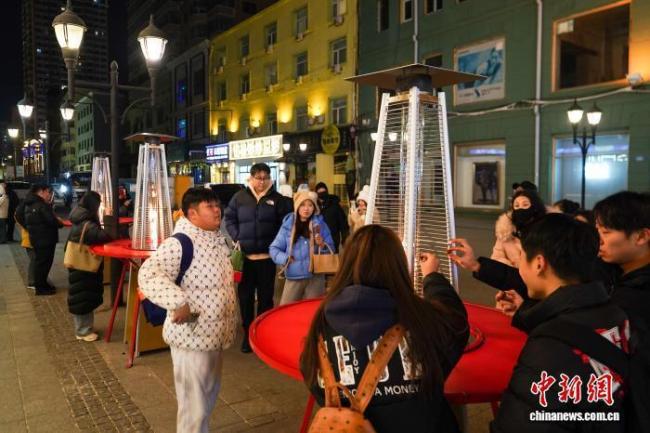 哈爾濱中央大街開始供暖了 暖爐點亮冬日溫情