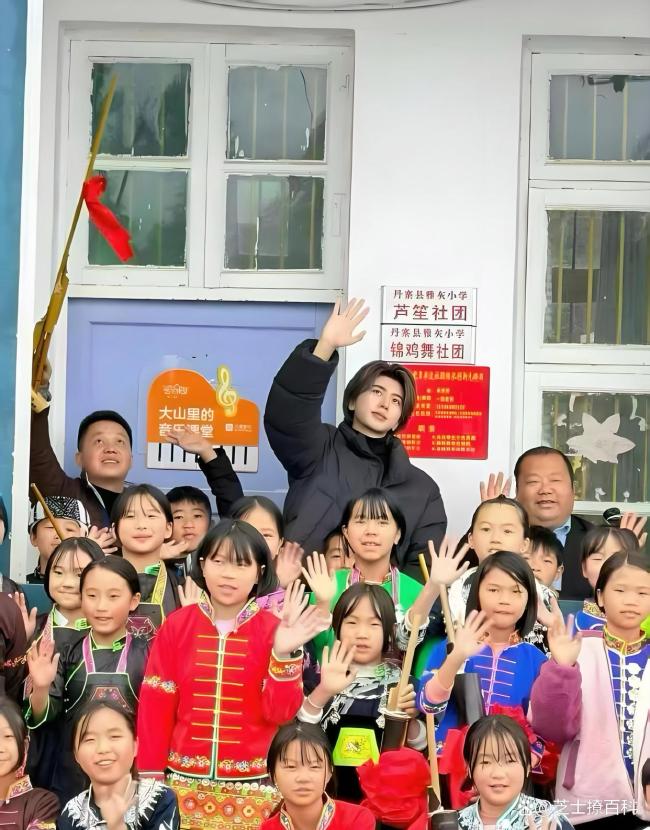 蔡徐坤現(xiàn)身貴州山區(qū)做公益