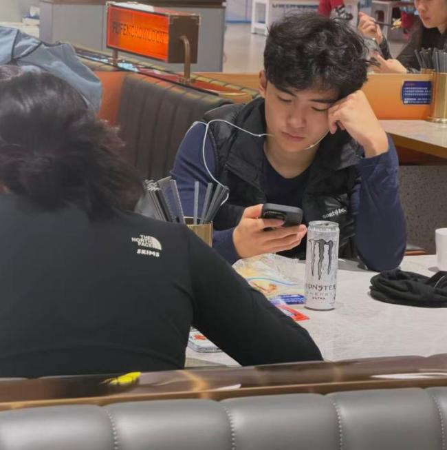 謝霆鋒張柏芝大兒子被偶遇 18歲Lucas帥氣似父