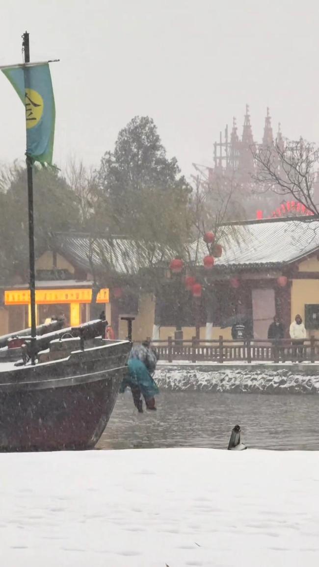 景区演员雪天跳入水中 网友直呼敬业 大宋东京保卫战演出