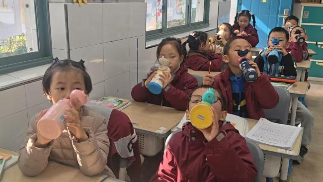 杭州一小學(xué)“咕嚕咕?！币环昼娀鹆?課前喝水成暖心約定