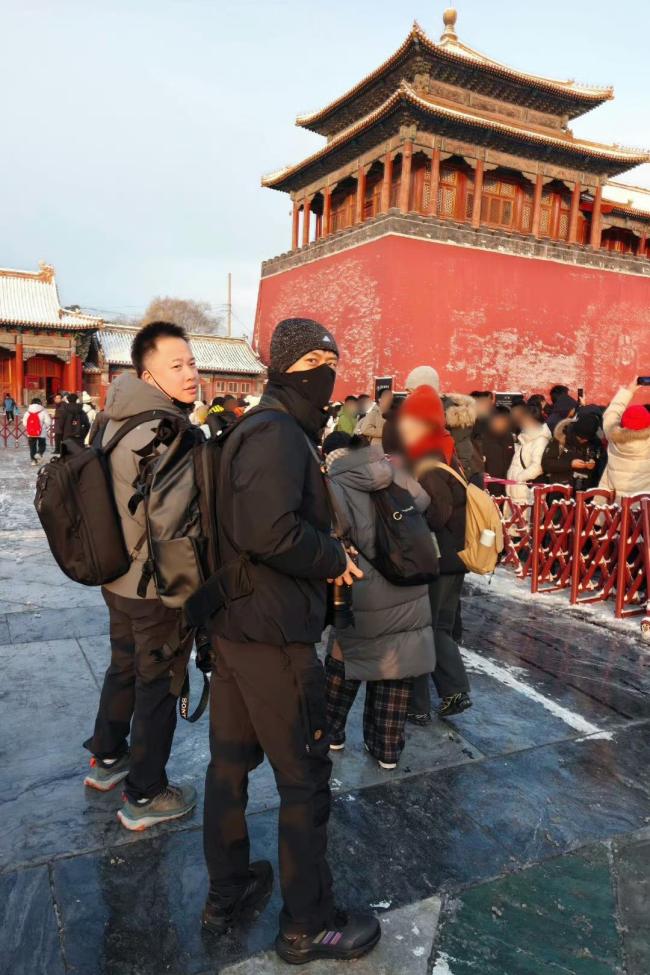 多人在故宫偶遇李现拍雪景 粉丝直呼幸运