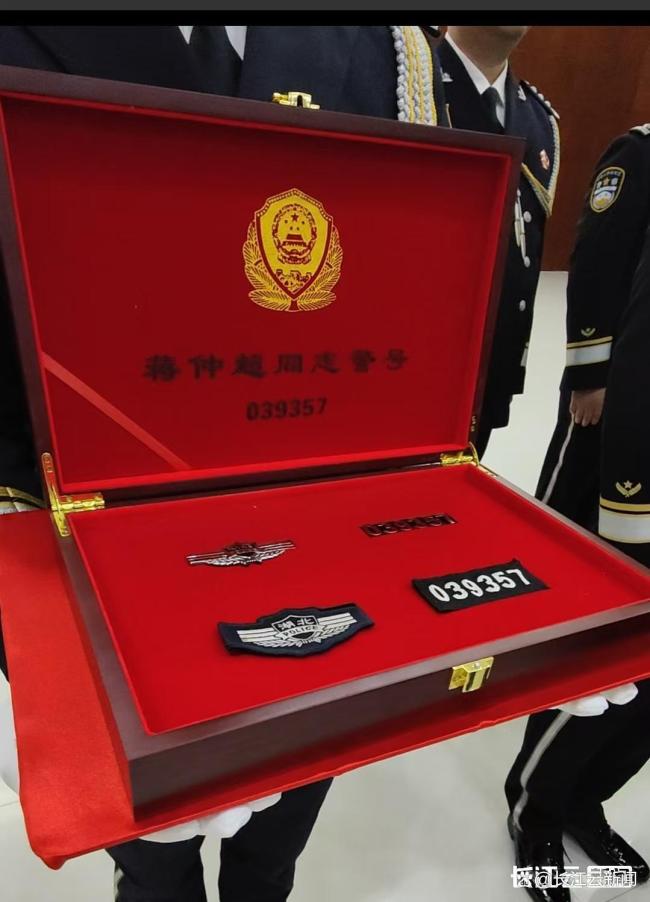 交警蔣仲超搶救12天后犧牲年僅41歲 警號(hào)封存精神永存