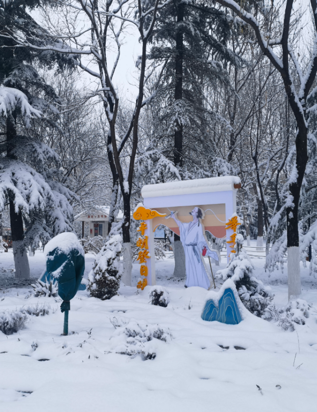 濟(jì)南九大公園同步換“銀裝” 雪景如畫冬日浪漫