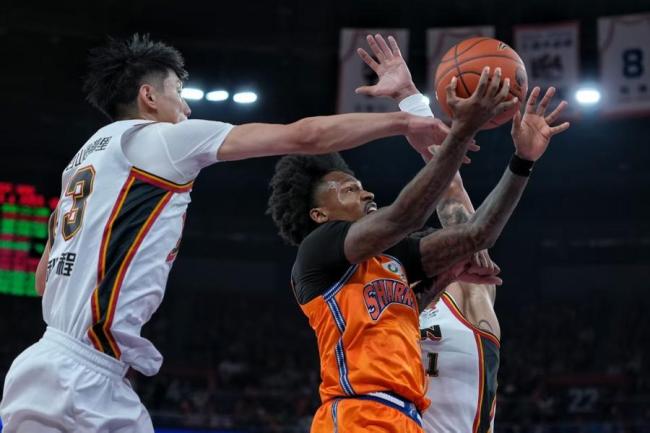 上海久事男篮主场战胜吉林队 取得开门红