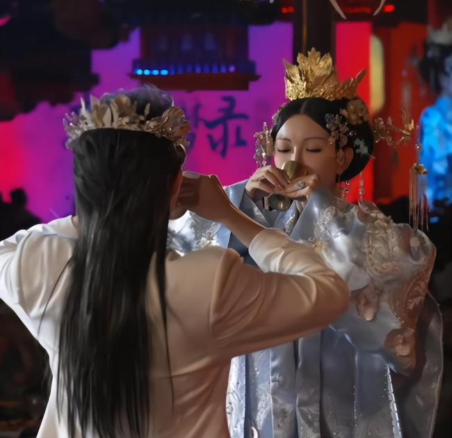 美术馆回应4斤黄金凤冠被男童损毁 责任归属引热议