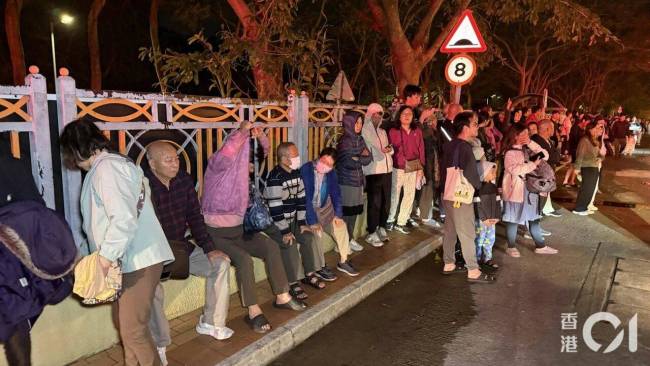 香港住宅樓起火400多住戶凌晨逃生 疑有人縱火