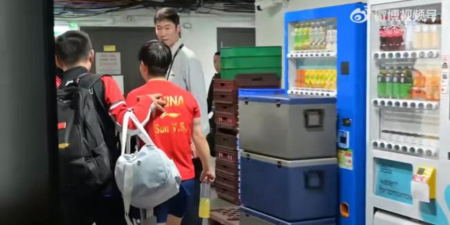 王勵(lì)勤關(guān)心詢問孫穎莎 展現(xiàn)對(duì)運(yùn)動(dòng)員的愛護(hù)