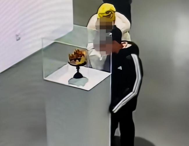 美术馆回应4斤黄金凤冠被男童损毁 责任归属引热议