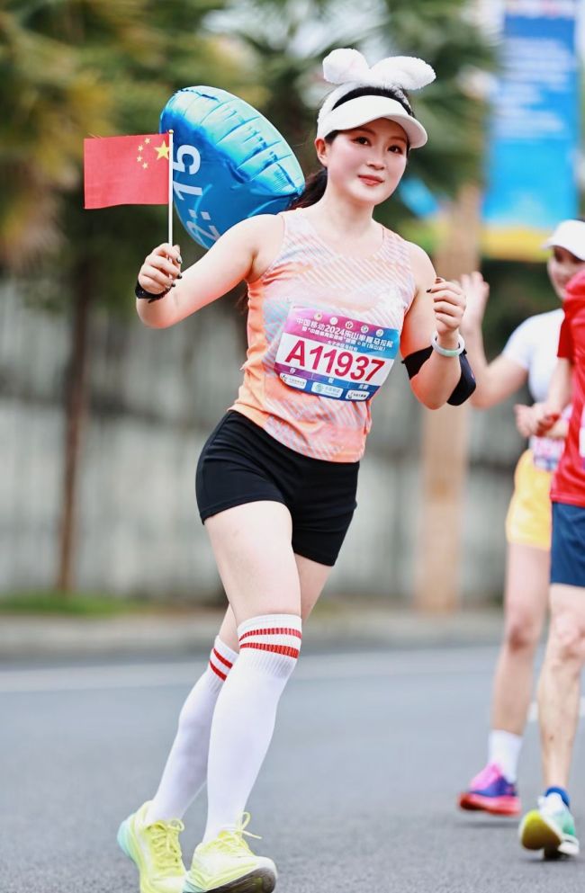 四川乐山“双遗”马拉松赛鸣枪开跑 1.3万名选手激情角逐