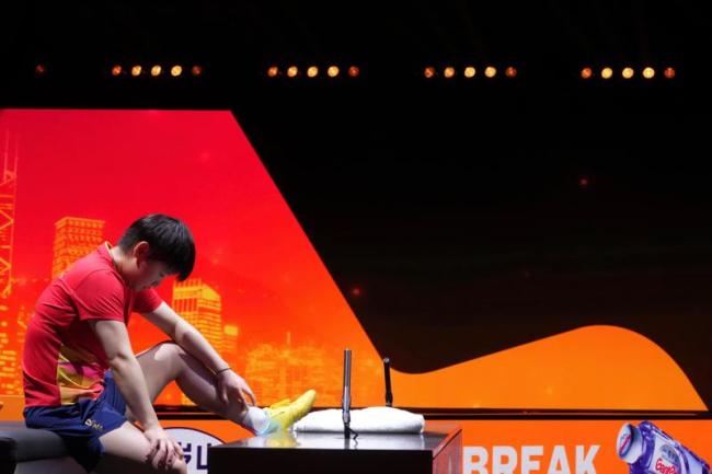 王楚欽孫穎莎領(lǐng)獎(jiǎng)官方照片 頑強(qiáng)拼搏雖敗猶榮