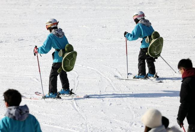 太原:冰雪运动持续升温 市民畅享雪上乐趣