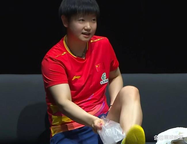 孙颖莎德班受伤的也是同一只脚 八年高强度训练的代价