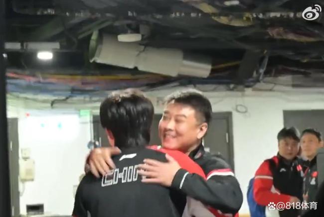 王皓陪着王楚钦离场 师徒情深共庆胜利