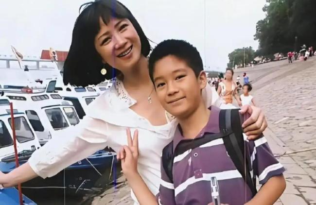 何晴儿子在告别仪式上追忆母亲:母亲最爱雪,这场雪下得恰好